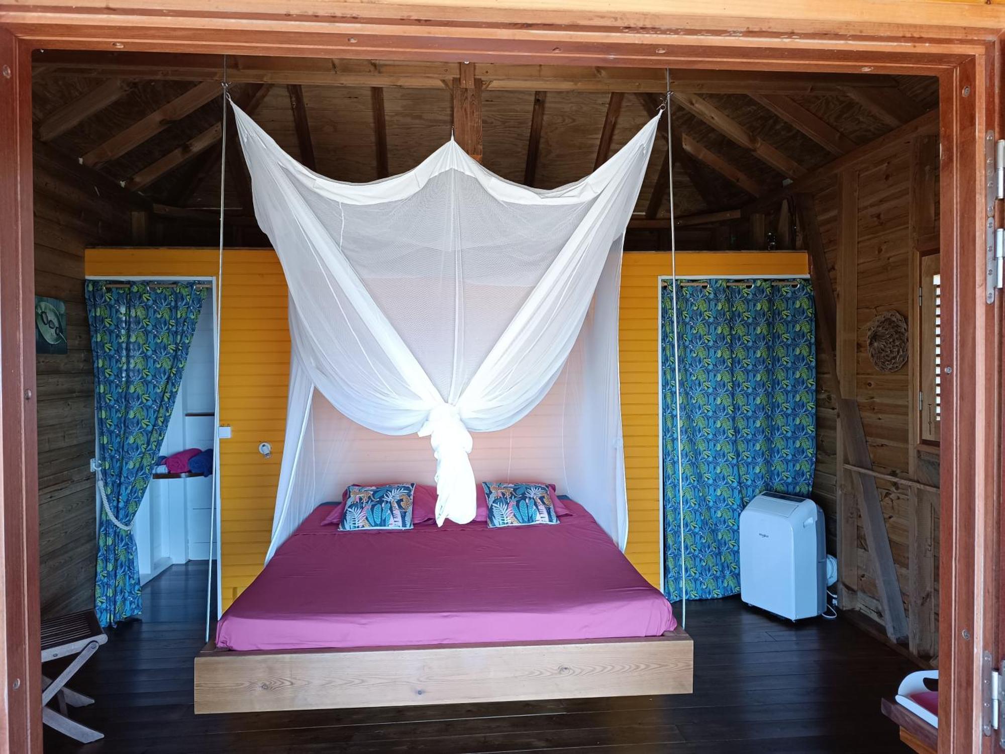 Ti Kaz Anoli Cottage En Bois Avec Vue Sur La Baie Terre-de-Bas Екстериор снимка